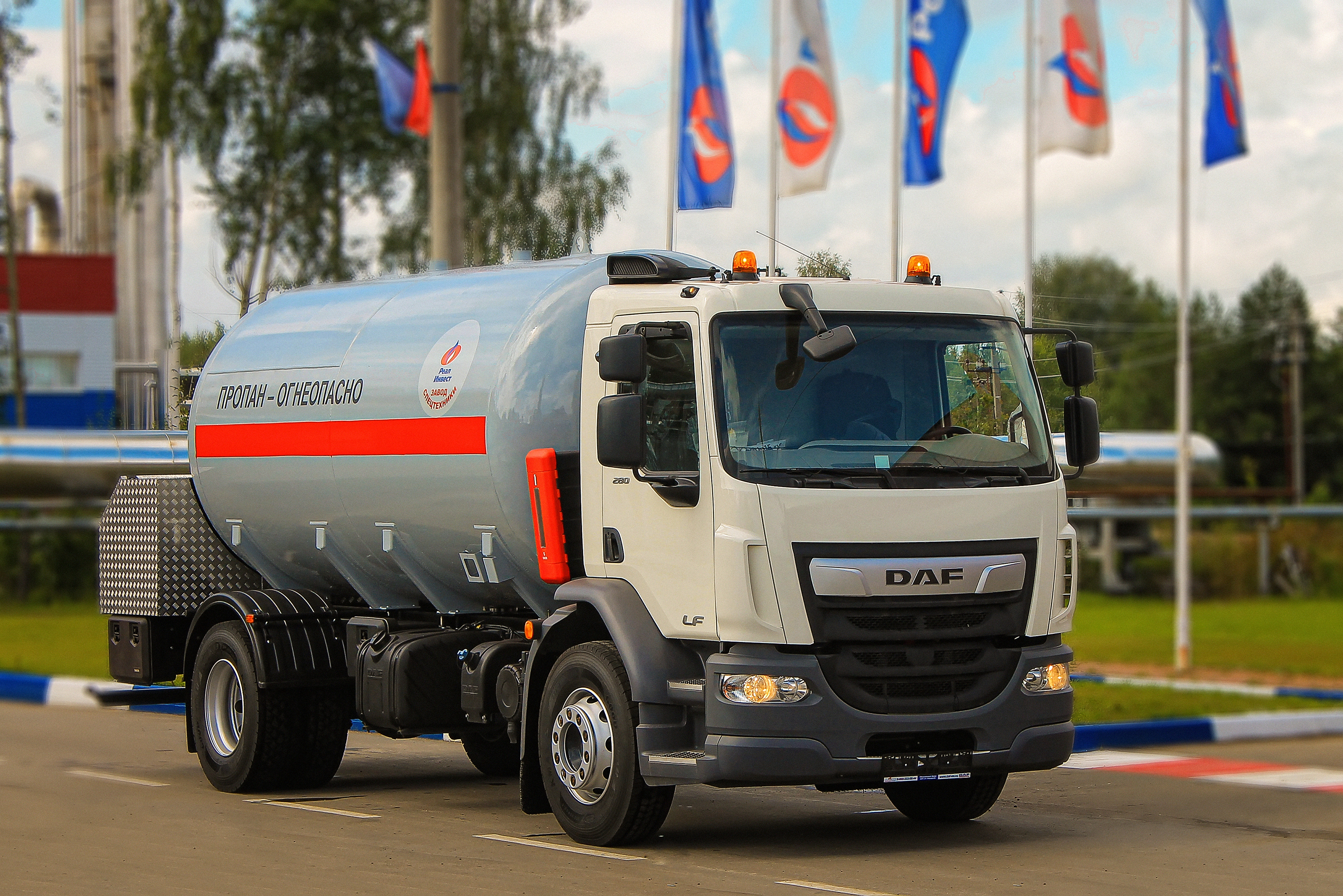 DAF LF with LNG tank, front view 