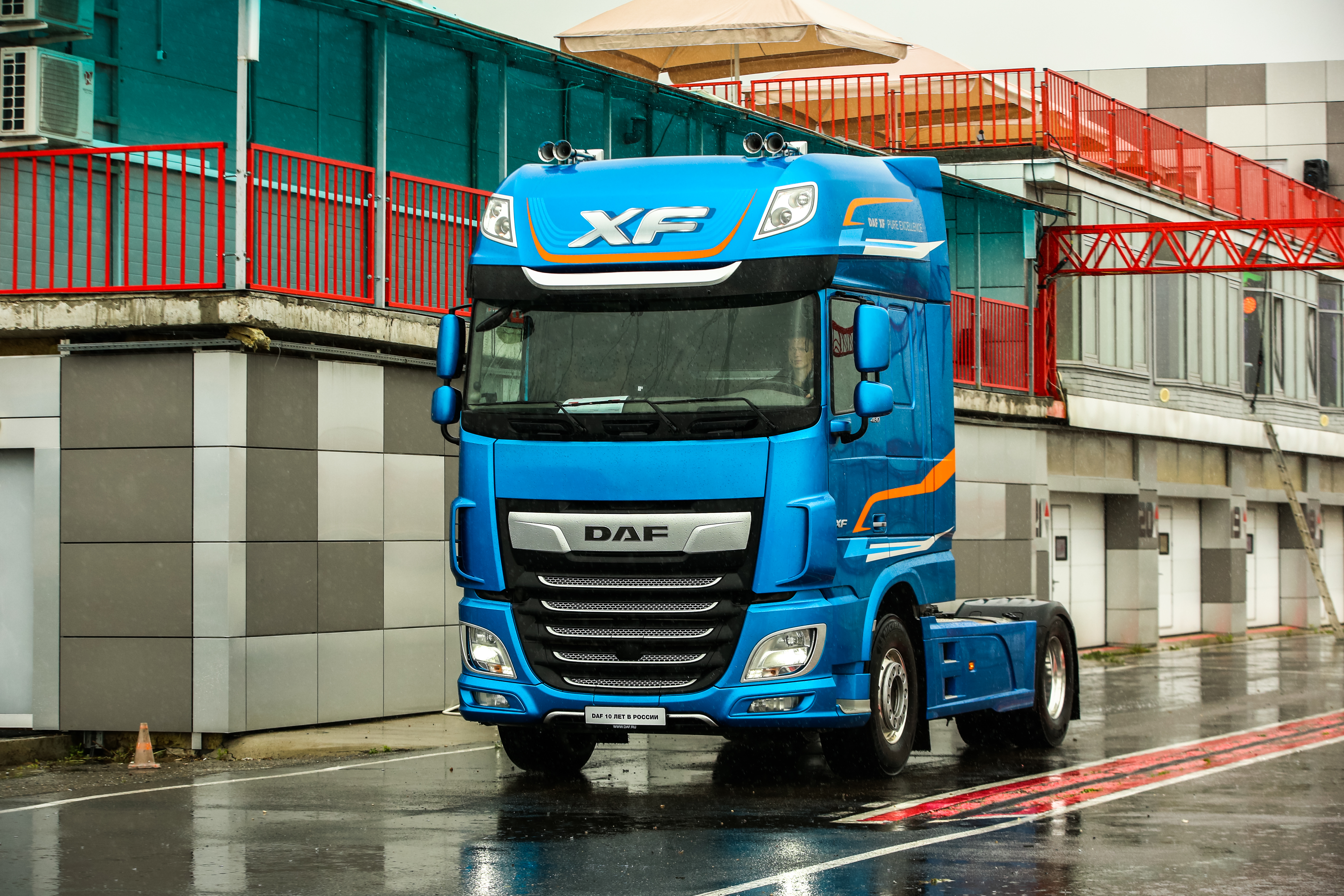 DAF LF with LNG tank, front view 